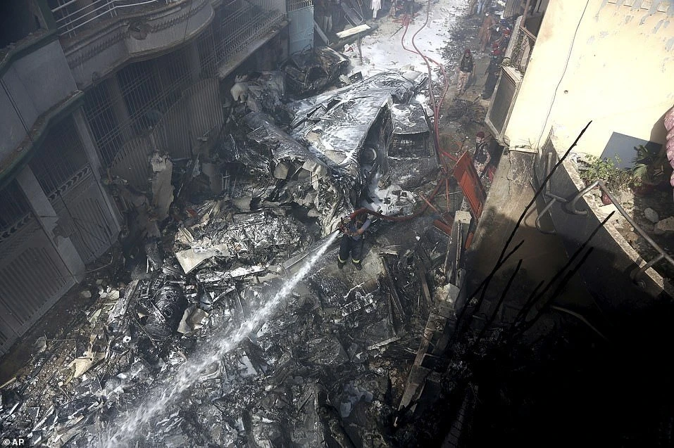 pakistan-plane-crash-10.jpg