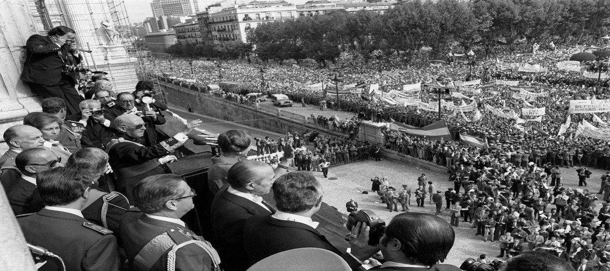 franco-plaza-de-oriente-1975.jpg