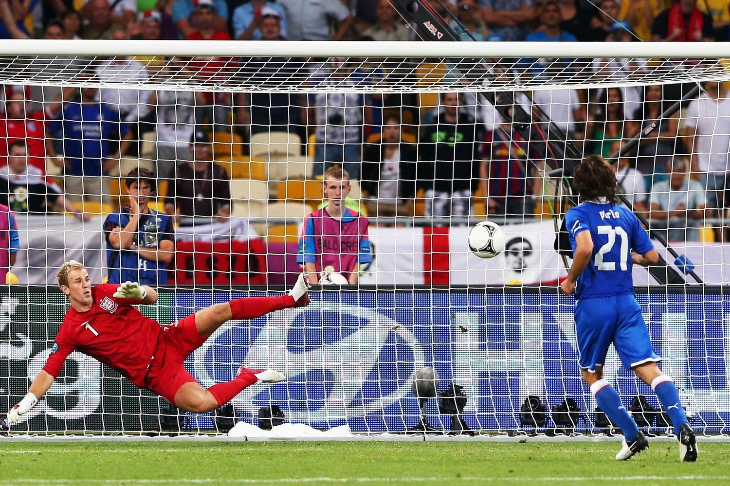 italy-england-pirlo.jpg