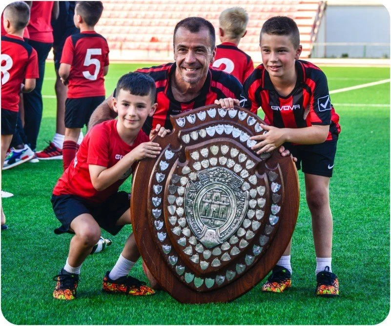 roy-chipolina-with-kids.jpg