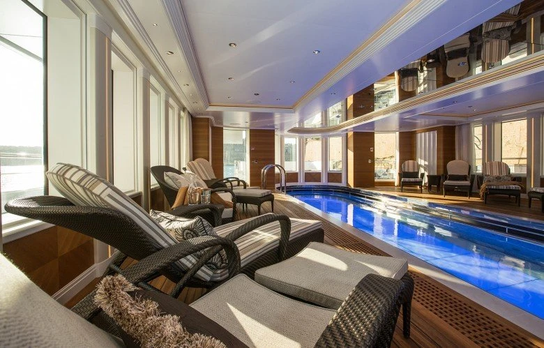 yacht-putin-pool.jpg