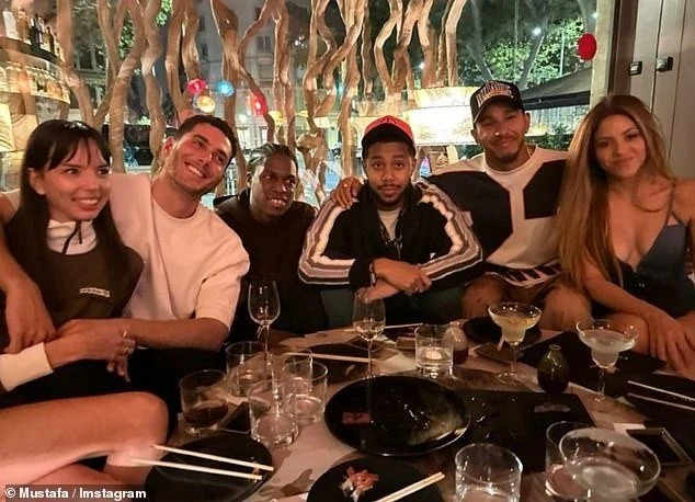 71770941-12159969-sips-don-t-lie-lewis-hamilton-posed-with-his-arm-around-shakira-a-3-1685952927159.jpg