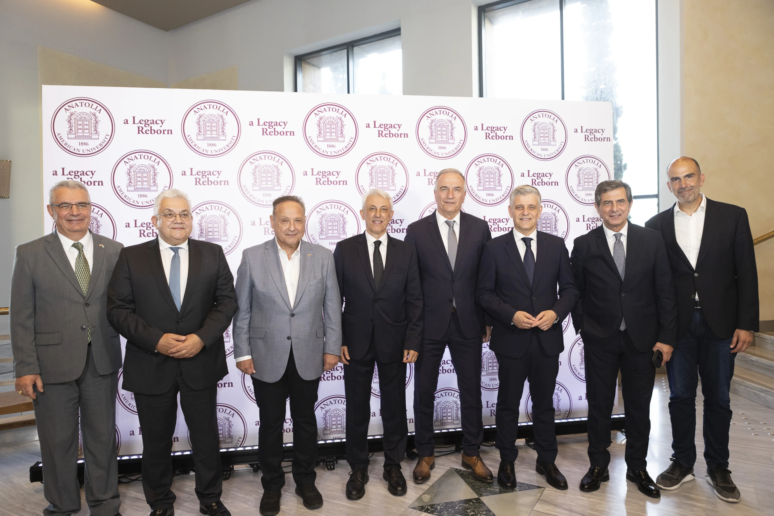 Από αριστερά: Ο Πρύτανης του Πανεπιστημίου Ανατόλια Δρ Στάμος Καραμούζης, ο Υφυπουργός Παιδείας Νίκος Παπαϊωάννου, ο Δήμαρχος Θεσσαλονίκης Στέλιος Αγγελούδης, ο Πρόεδρος του Ανατόλια Δρ Πάνος Βλάχος, ο Υφυπουργός Ανάπτυξης Σταύρος Καλαφάτης, ο Αντιπεριφερειάρχης Θεσσαλονίκης Κωνσταντίνος Γιουτίκας, ο Υφυπουργός Εσωτερικών (Μακεδονίας – Θράκης) Κωνσταντίνος Γκιουλέκας, ο καλλιτεχνικός διευθυντής του Μεγάρου Μουσικής Θεσσαλονίκης Χρίστος Γαλιλαίας.