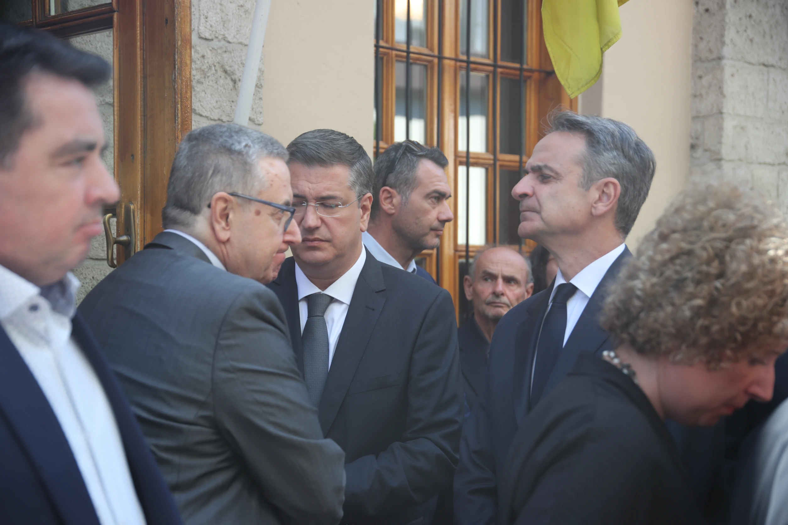 Κυριάκος Μητσοτάκης και Απόστολος Τζιτζικώστας με συγγενείς της Βάγιας Νέστορα