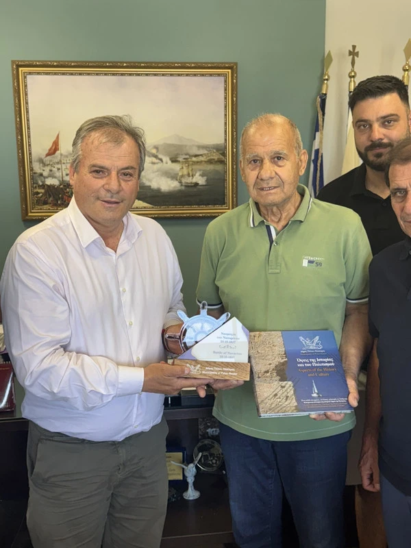 Ο πρόεδρος των βετεράνων ποδοσφαιριστών του ΠΑΟΚ Φιλλώτας Πέλλιος με τον Δήμαρχο Πύλου - Νέστορος