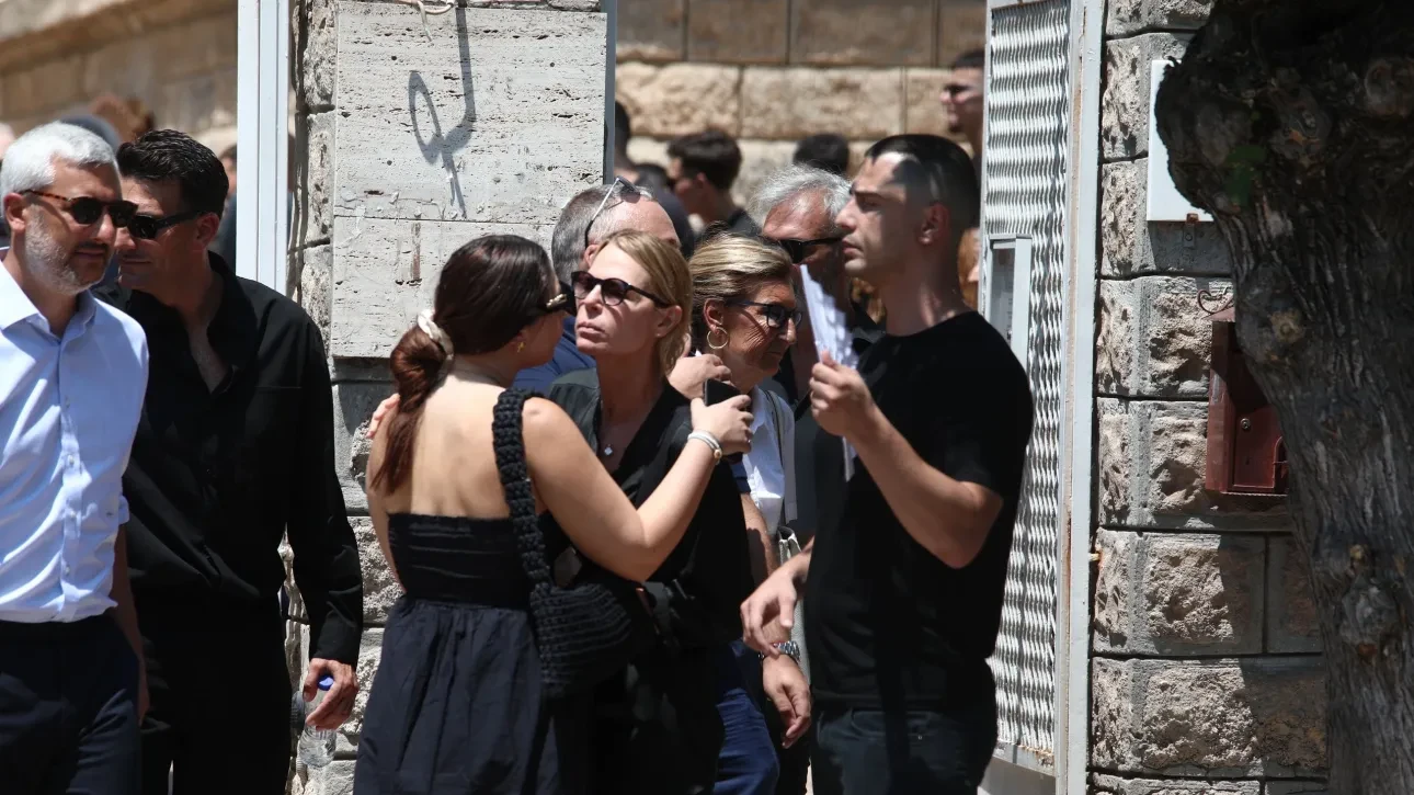 Η Έλενα Κατραβά εμφανώς καταβεβλημένη στην κηδεία του επί σειρά ετών συζύγου της.
