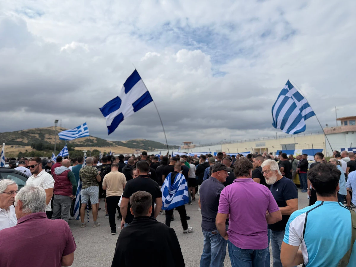 Υποστηρικτές του περίμεναν έξω από τις φυλακές
