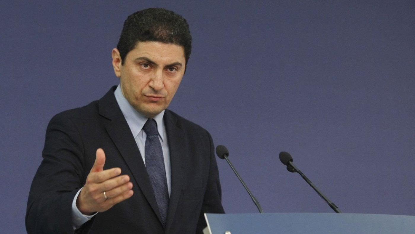 Στην αναμπουμπούλα ο λύκος χαίρεται