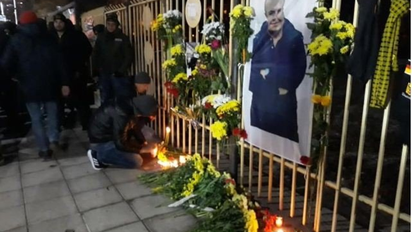 Λουλούδια και κεριά από τους οπαδούς της Μπότεφ έξω από το γήπεδο