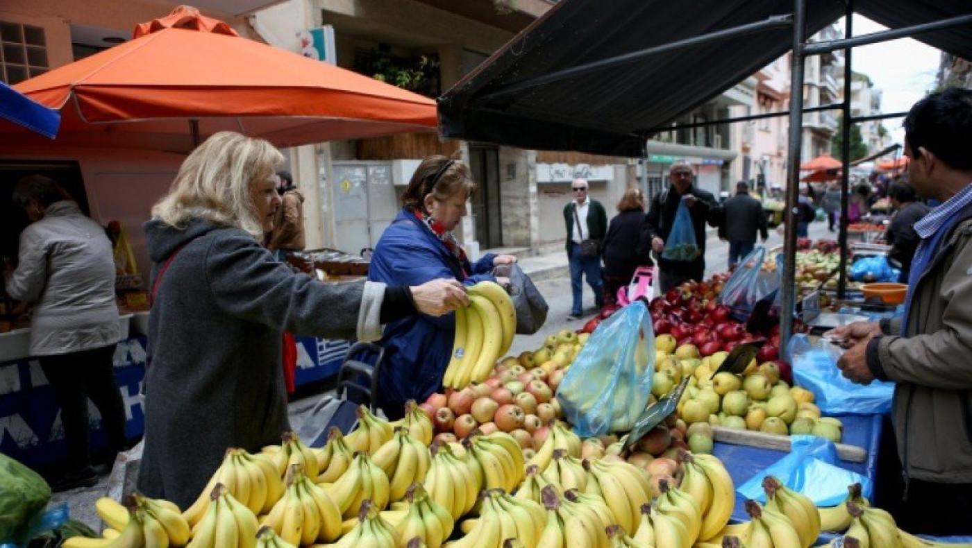 Με τα γάντια οι καταναλωτές στις λαϊκές αγορές