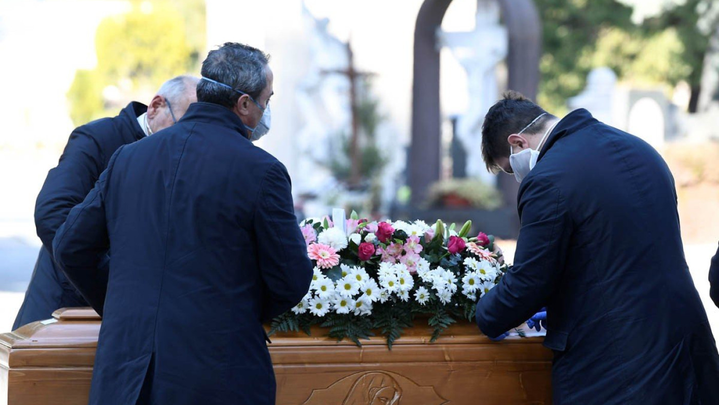 Ιταλία: Στρατιωτικό κομβόι μεταφέρει τα θύματα του κορωνοϊού