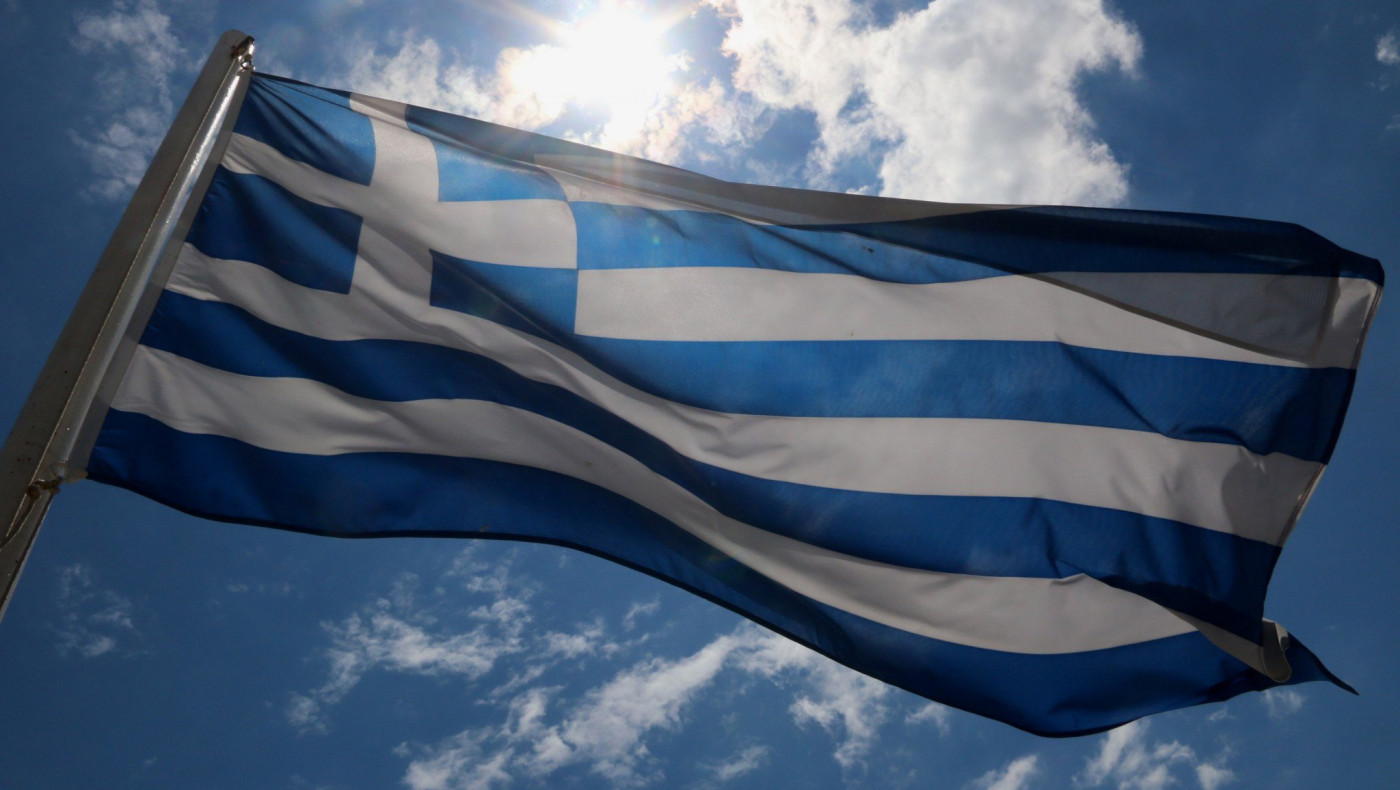 Η μεγαλύτερη ελληνική σημαία στον κόσμο υψώθηκε στη λίμνη Πλαστήρα (vid)