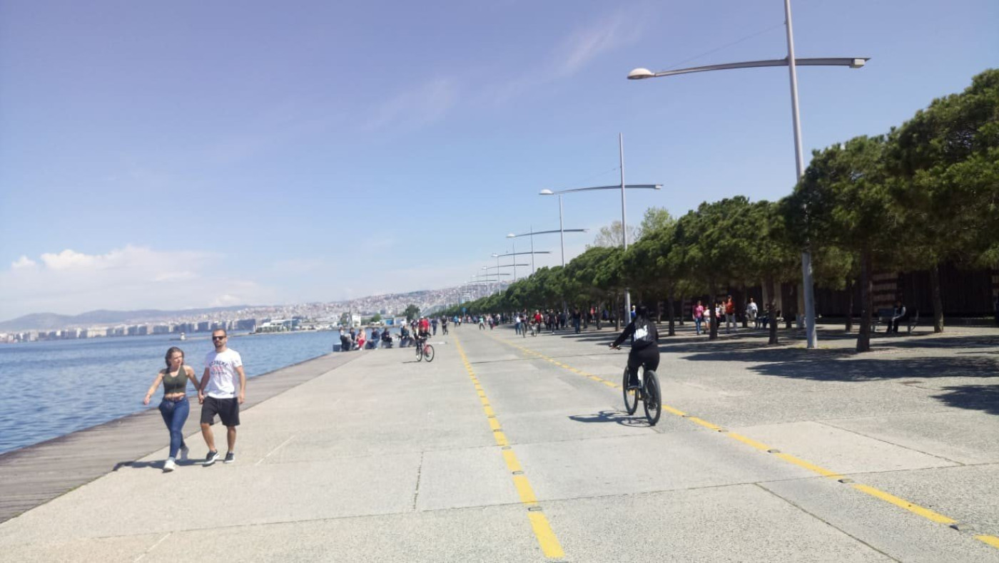 Πλήθος κόσμου στη Νέα Παραλία Θεσσαλονίκης