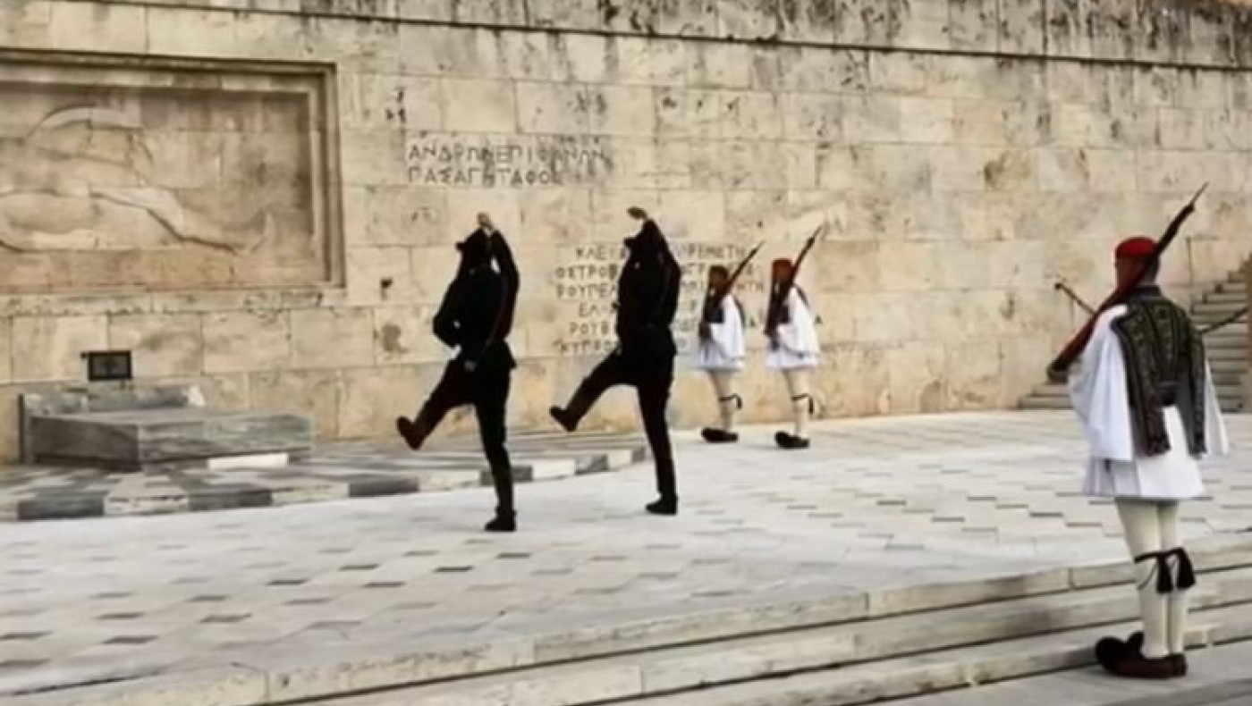 Γενοκτονία Ποντίων: Η συγκινητική αλλαγή φρουράς των ευζώνων