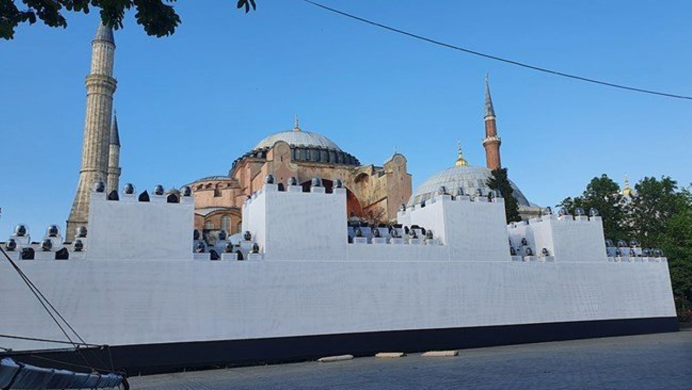 Νέα πρόκληση: Έβαλαν τείχη έξω από την Αγιά Σοφιά