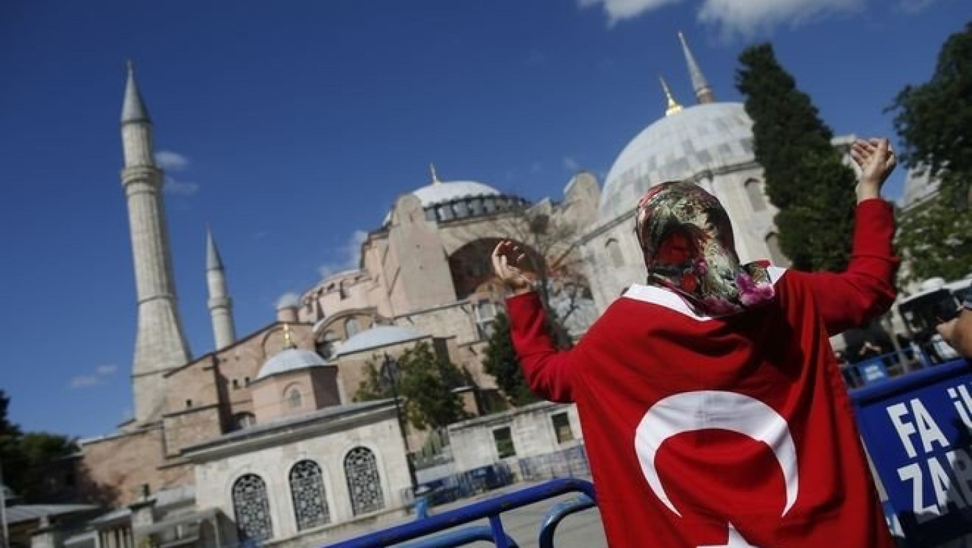 Πανηγυρισμοί και τουρκικές σημαίες στην Αγία Σοφία
