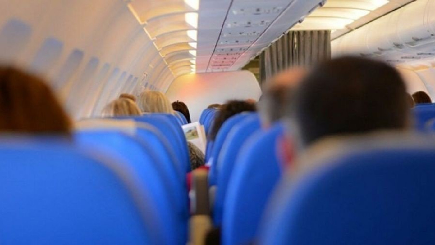 Επιβάτης αεροπλάνου πήδηξε στο καρότσι ποτών των αεροσυνοδών προσπαθώντας να γδυθεί