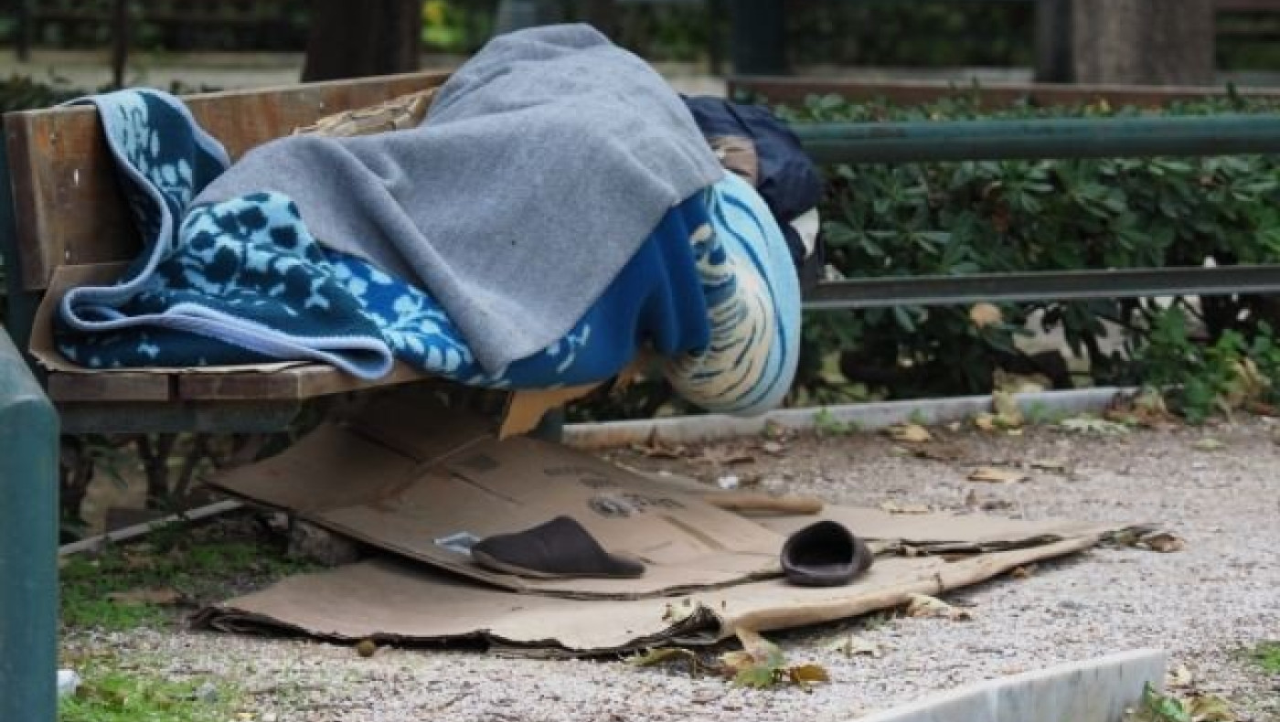 Έξωση σε 90χρονη και τον εγγονό της - Έμειναν στον δρόμο