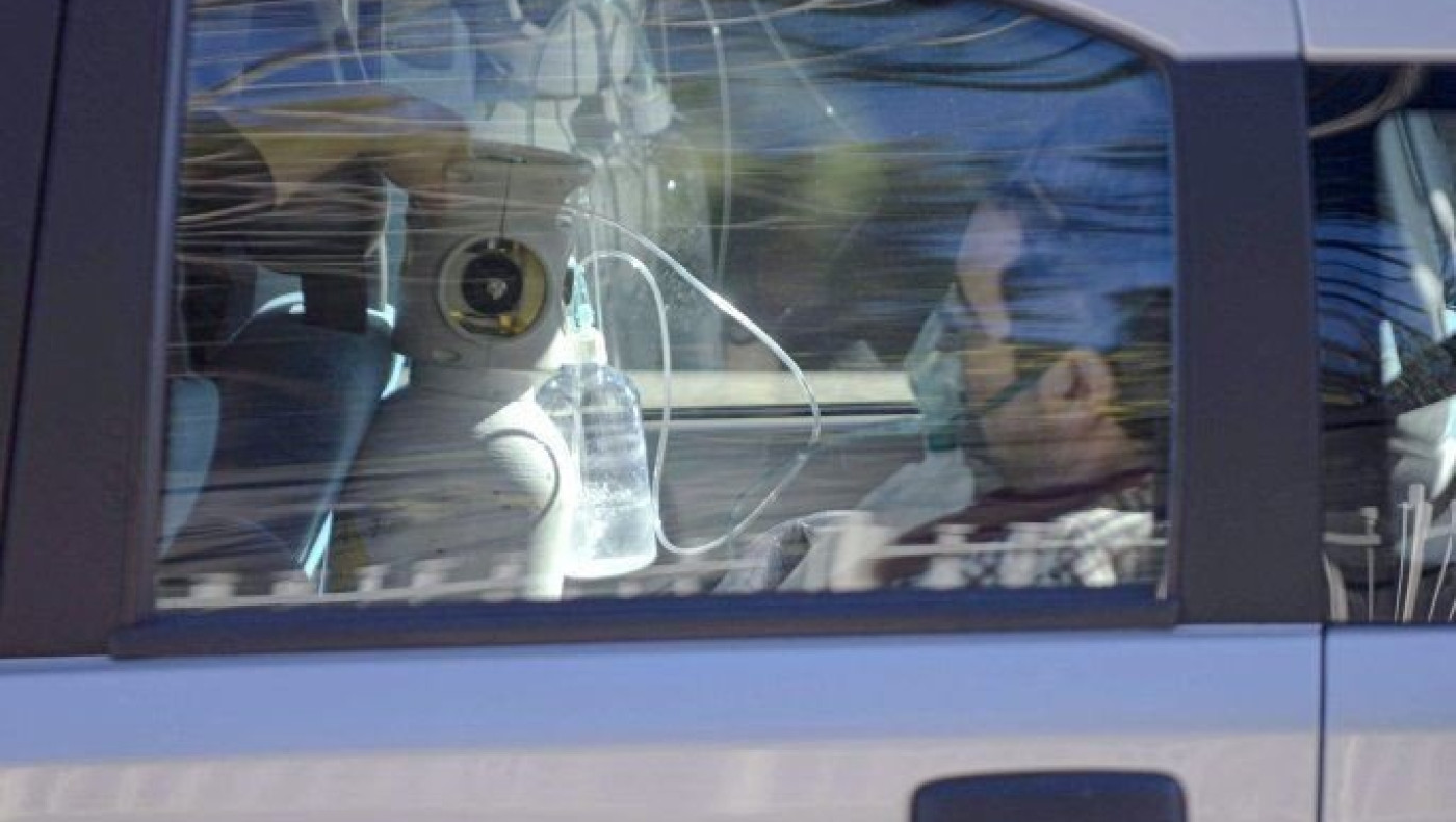 Εικόνες σοκ στη Νάπολη, φιάλες οξυγόνου προμηθεύουν νοσηλευτές τους οδηγούς