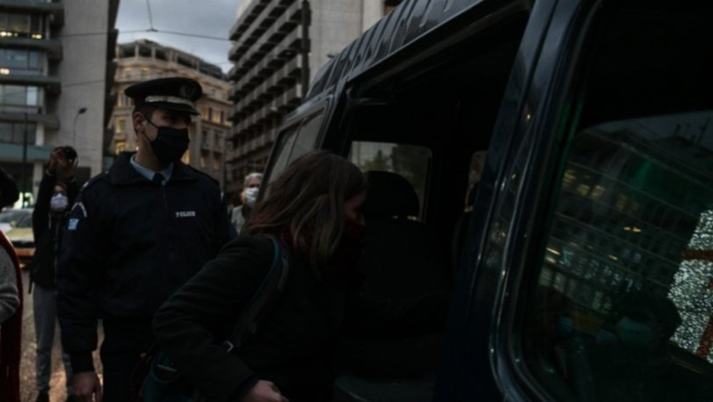 Χρυσοχοΐδης: «Συγγνώμη για τις συλλήψεις γυναικών στο Σύνταγμα»