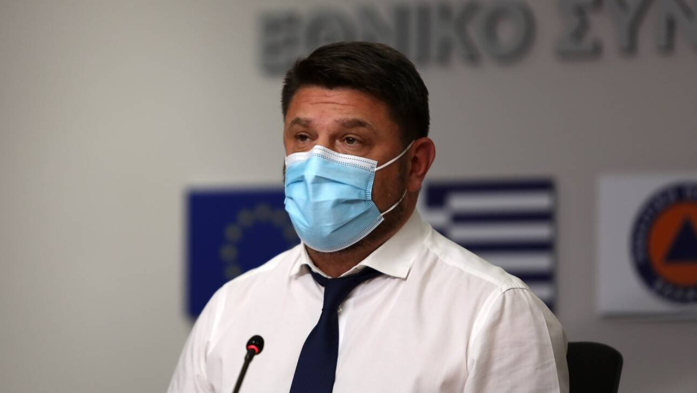 LIVE STREAMING: Οι ανακοινώσεις Χαρδαλιά για τα νέα μέτρα