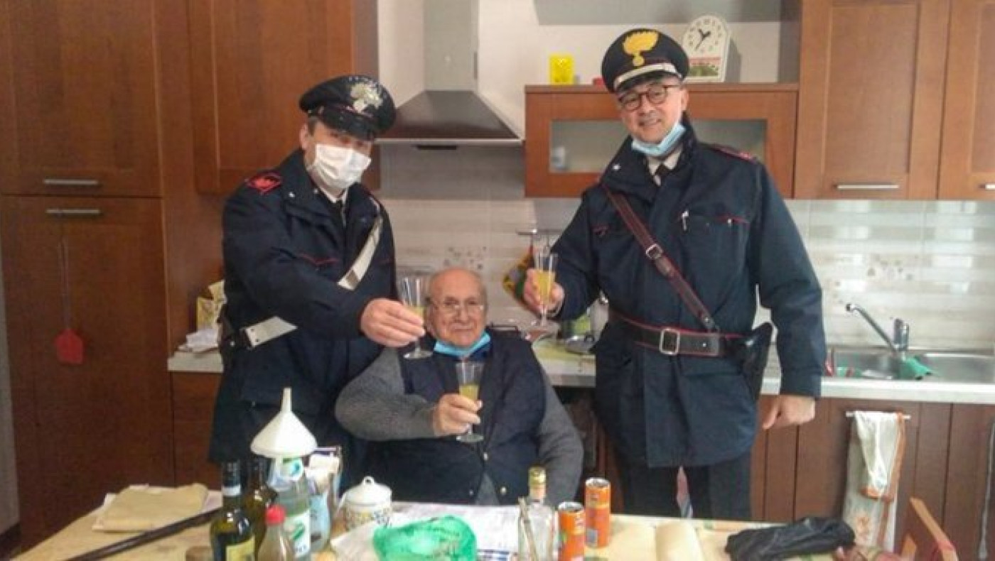 Χριστούγεννα και συγκίνηση: 94χρονος παππούς κάλεσε την αστυνομία γιατί ένιωθε μόνος