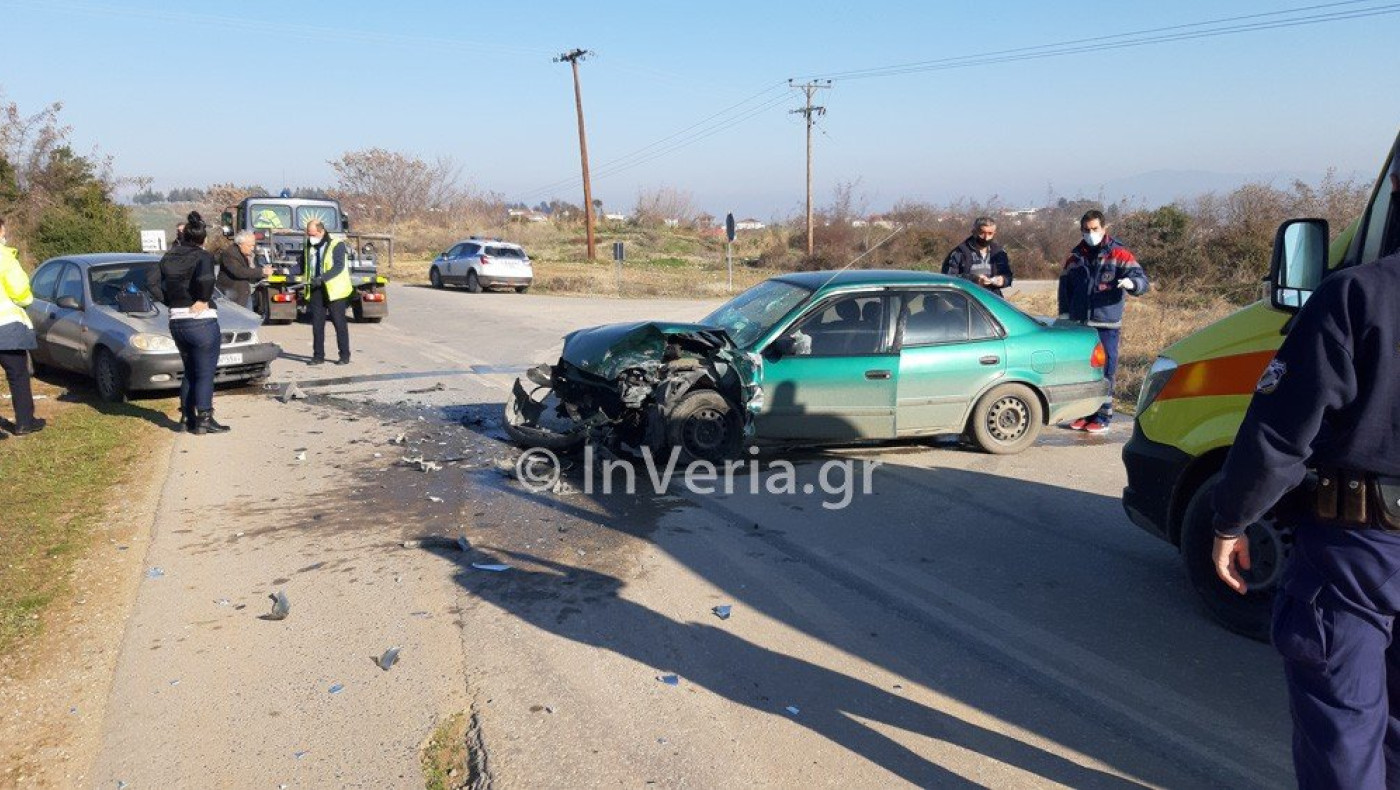 Βέροια: Σφοδρή πλαγιομετωπική σύγκρουση δύο ΙΧ αυτοκινήτων