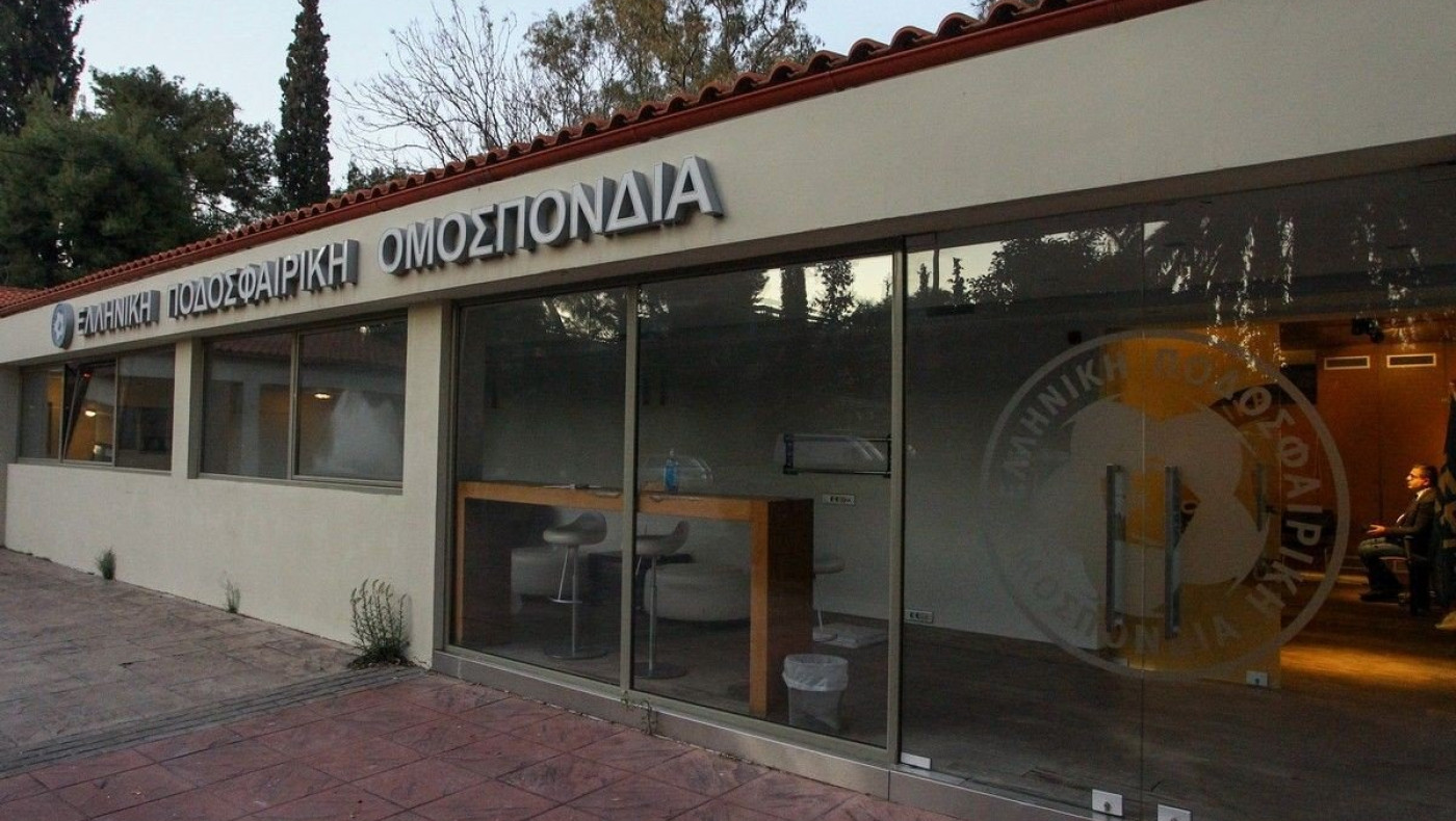 Οπου λαλούν πολλοί κοκόροι, αργεί να ξημερώσει