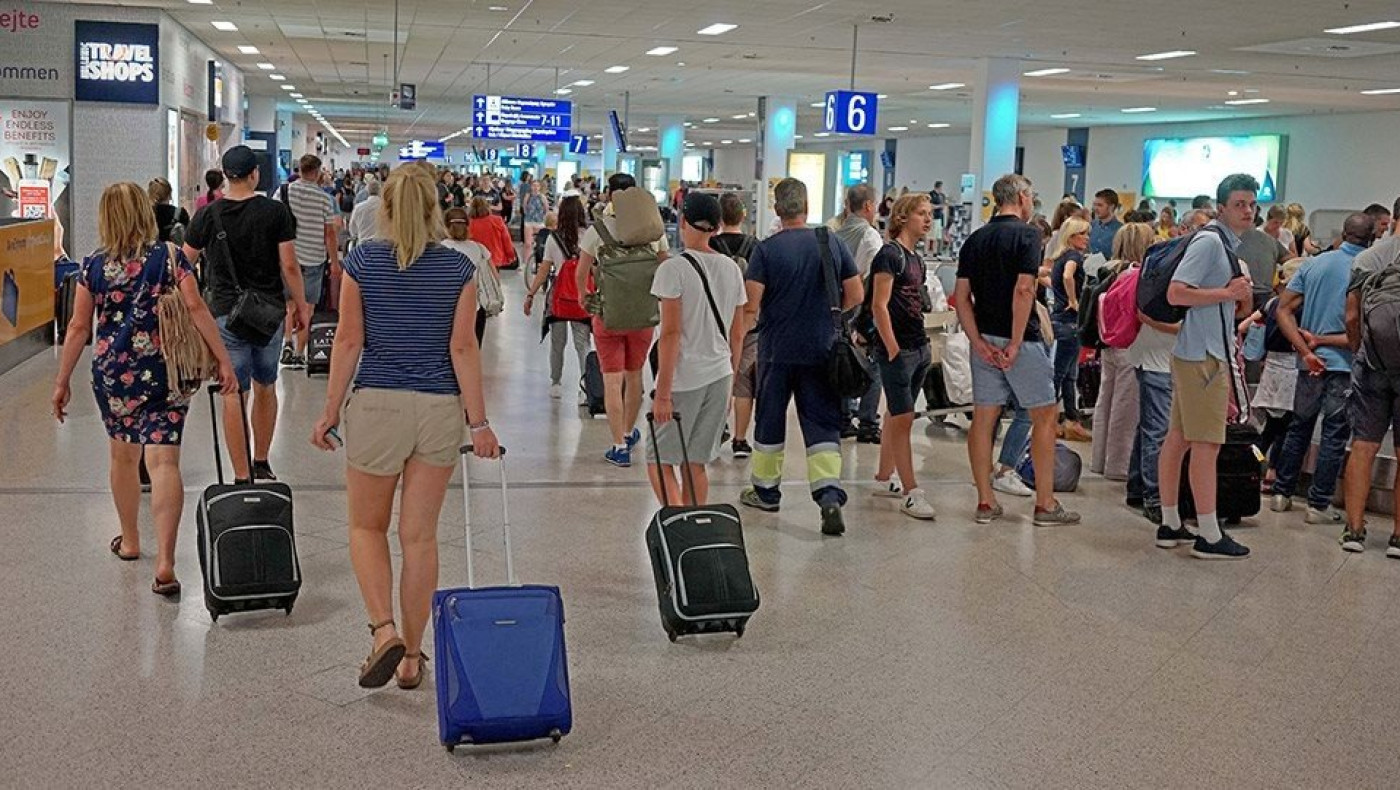 Έλεγχοι για τον κορωνοϊό στους ταξιδιώτες: Χάος στα ευρωπαϊκά αεροδρόμια