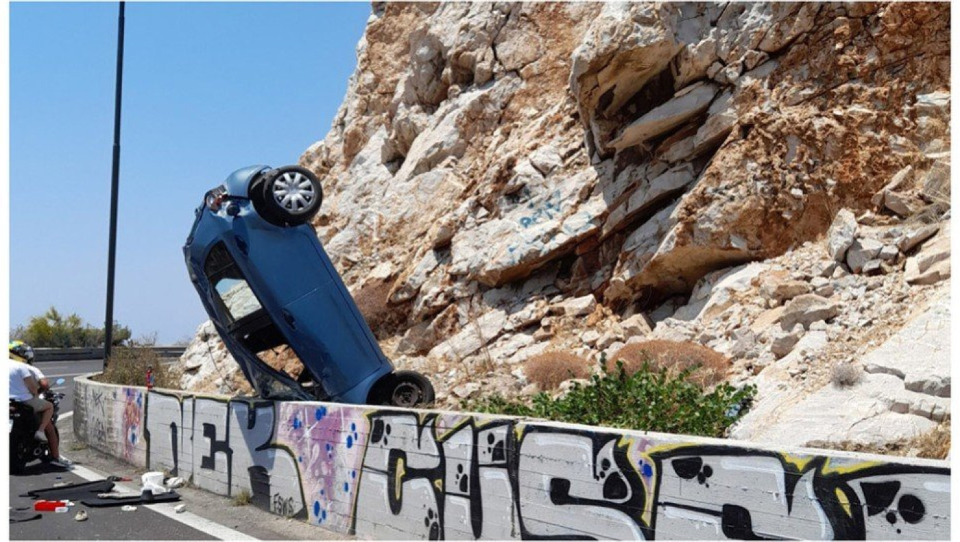 Σοκαριστικό τροχαίο στην Βουλιαγμένη βγαλμένο από... ταινία!