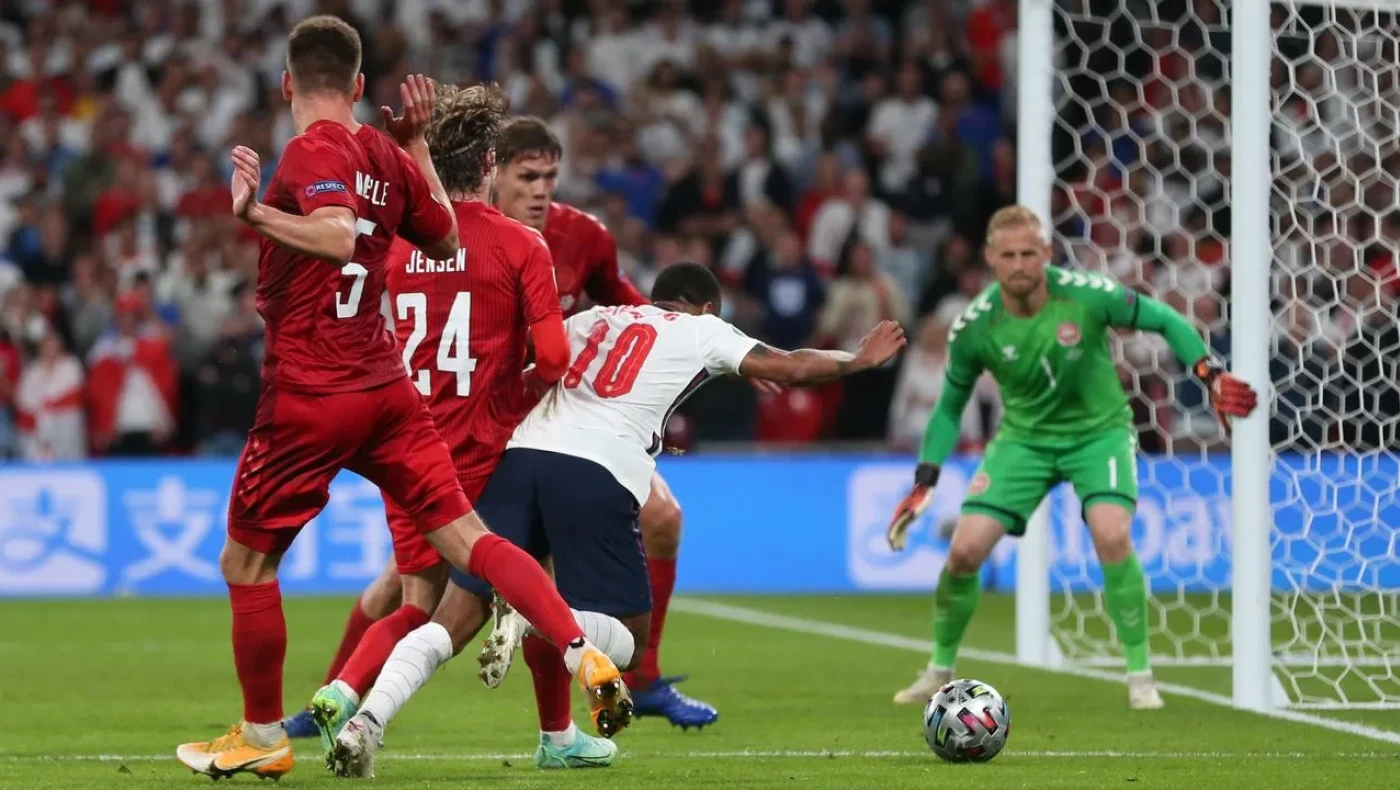 EURO 2020: Τι κι αν τα έκανε θάλασσα; Η UEFA έστειλε τον VARίστα στον τελικό!