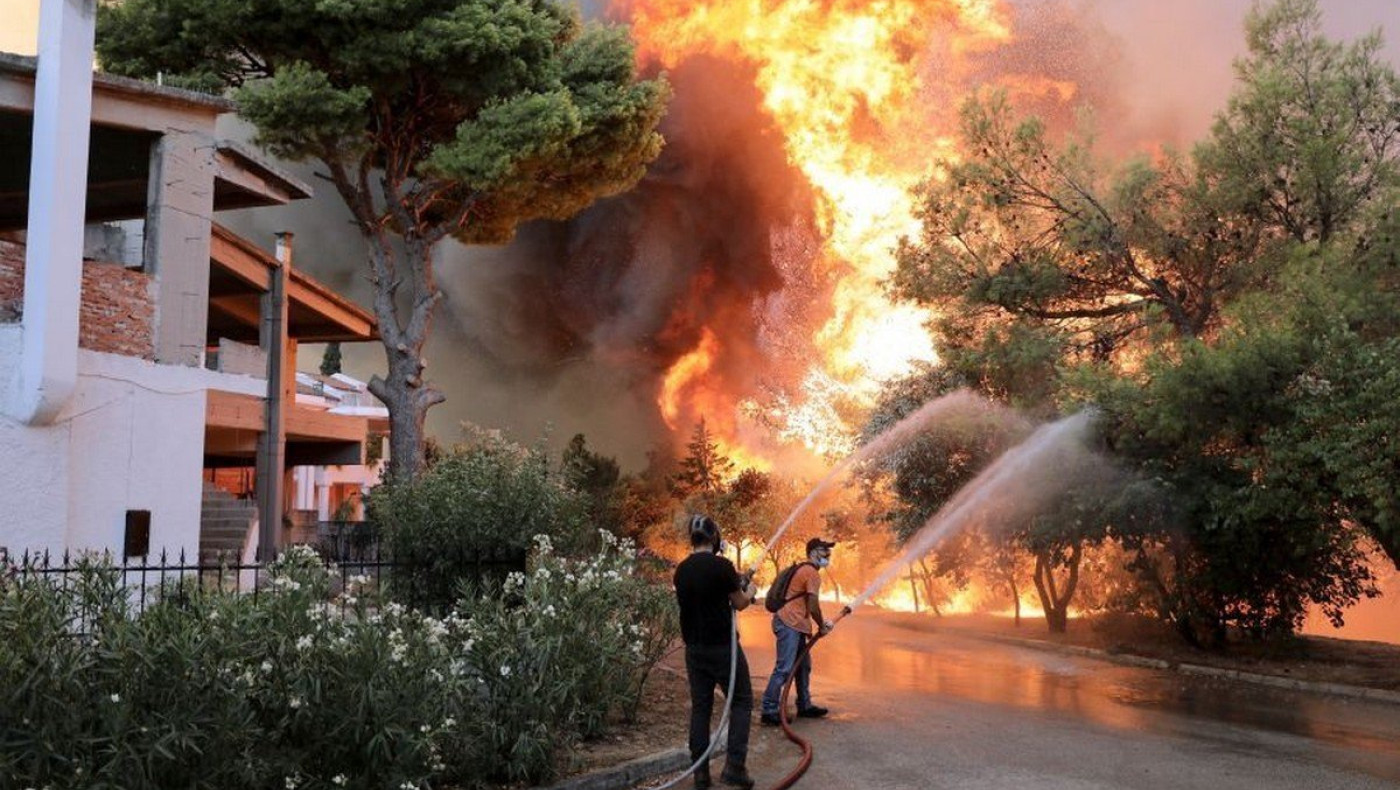 Εθνικός σπαραγμός, καίγεται η πατρίδα