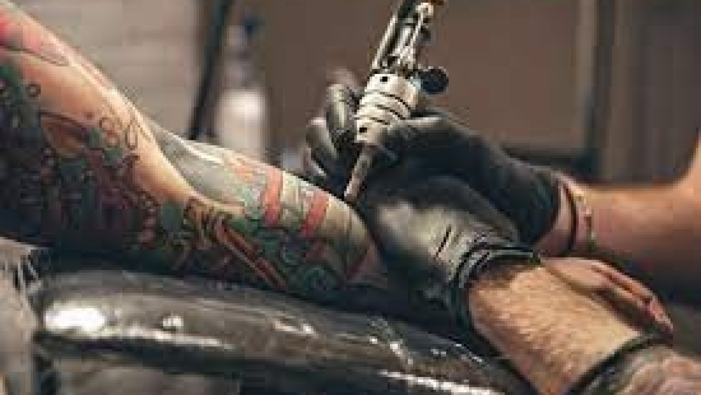 Tattoo artist αποκαλύπτει σχέδια που συχνά μετανιώνουν όσοι τα κάνουν
