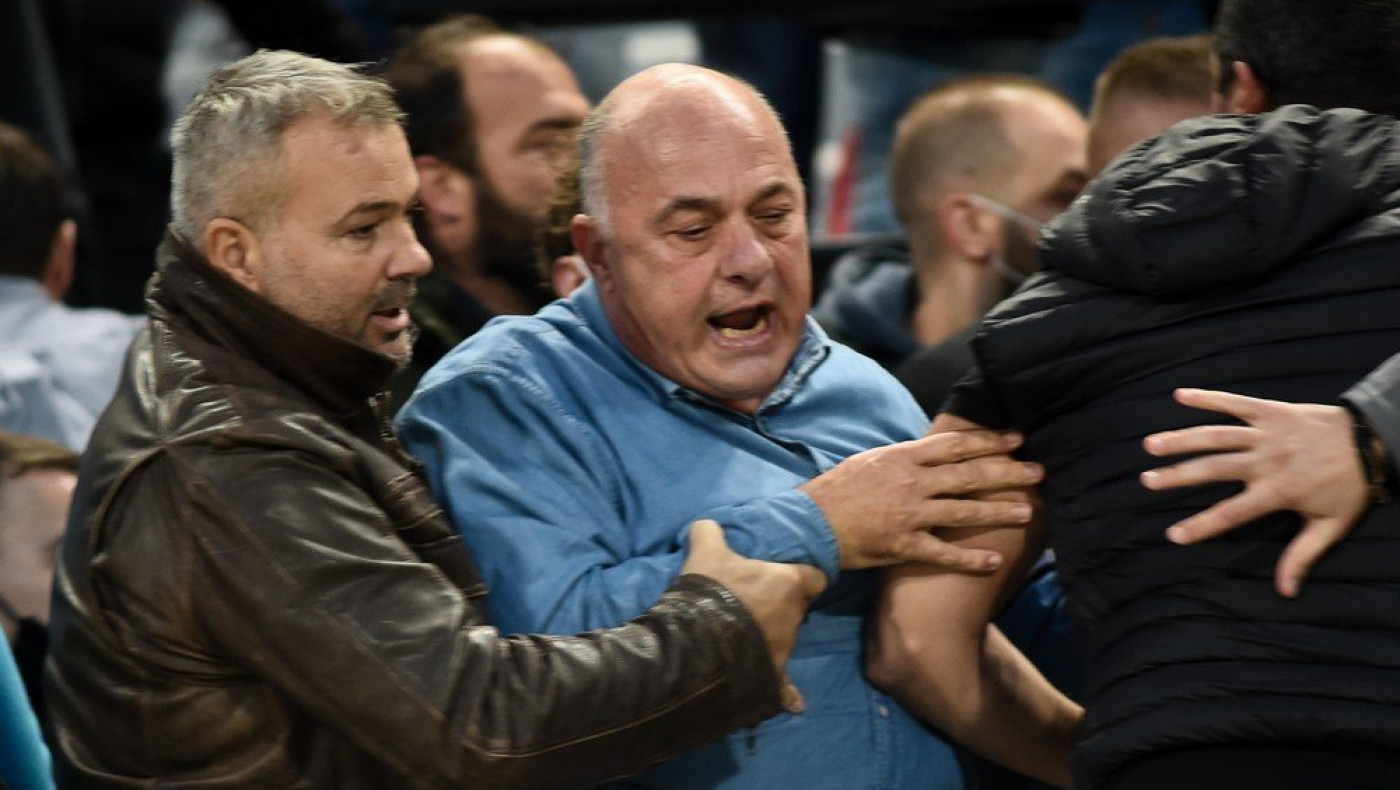 Μπέος: «Φτάνει με τους αλήτες, να διακοπεί τώρα ο αγώνας»