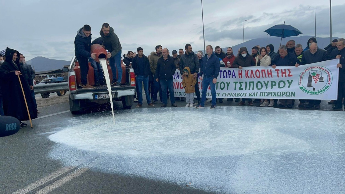 Παραγωγοί από τον Τύρναβο έκλεισαν την Εθνική Οδό Λάρισας – Κοζάνης