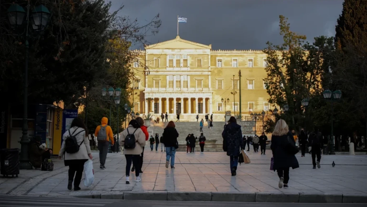 «Κλείδωσε» στα 830 ευρώ ο νέος κατώτατος µισθός – Τι γίνεται με τα επιδόματα