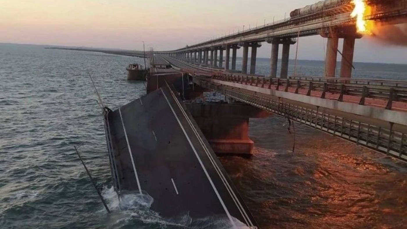 Τυλίχθηκε στις φλόγες γέφυρα που συνδέει τη Ρωσία με την Κριμαία