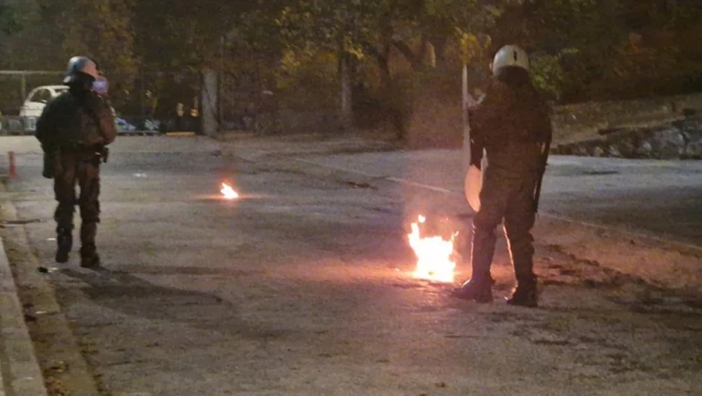 Επεισόδια μετά τη συναυλία του ΛΕΞ: Σοβαρά επεισόδια και μολότοφ σε ΜΑΤ