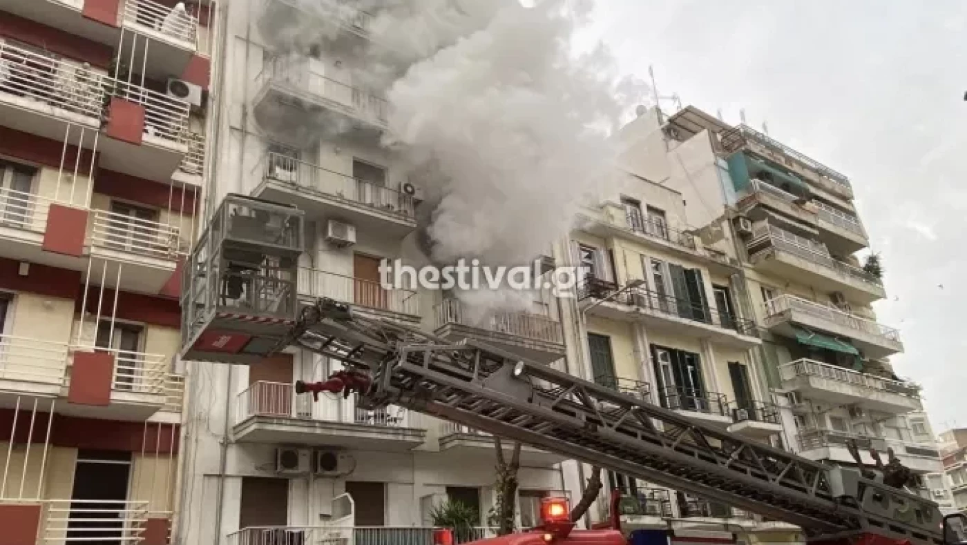 Θεσσαλονίκη: Μεγάλη φωτιά σε διαμέρισμα του Διοικητηρίου - 2 άτομα μέσα στις φλόγες