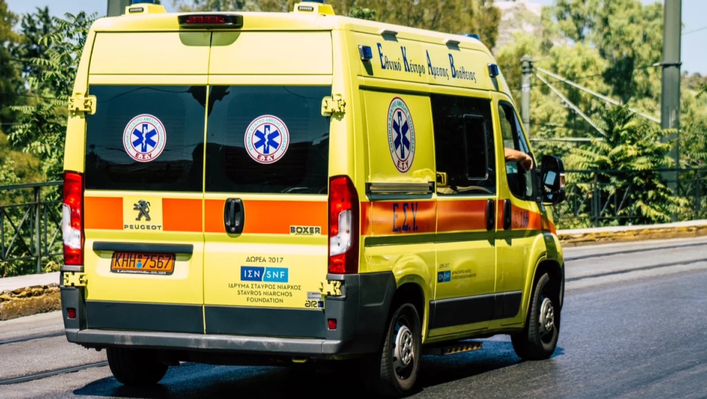 Θεσσαλονίκη: Σωτήρια επέμβαση ΕΚΑΒ σε γυναίκα που παρασύρθηκε από ΙΧ