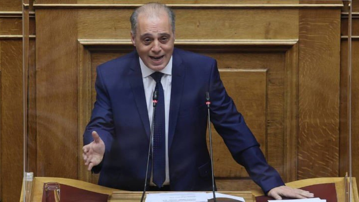 Σόου Βελόπουλου στη Βουλή: «Τράπαρε» με στίχους Light και Thug Slime (vid)