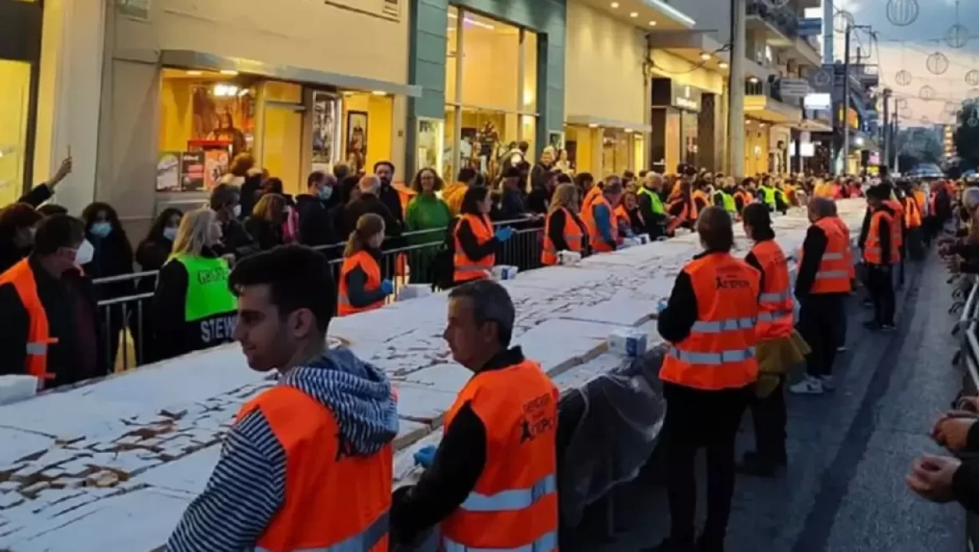 Πάνε για... ρεκόρ Γκίνες στο Περιστέρι: Έφτιαξαν βασιλόπιτα 7 τόνων!