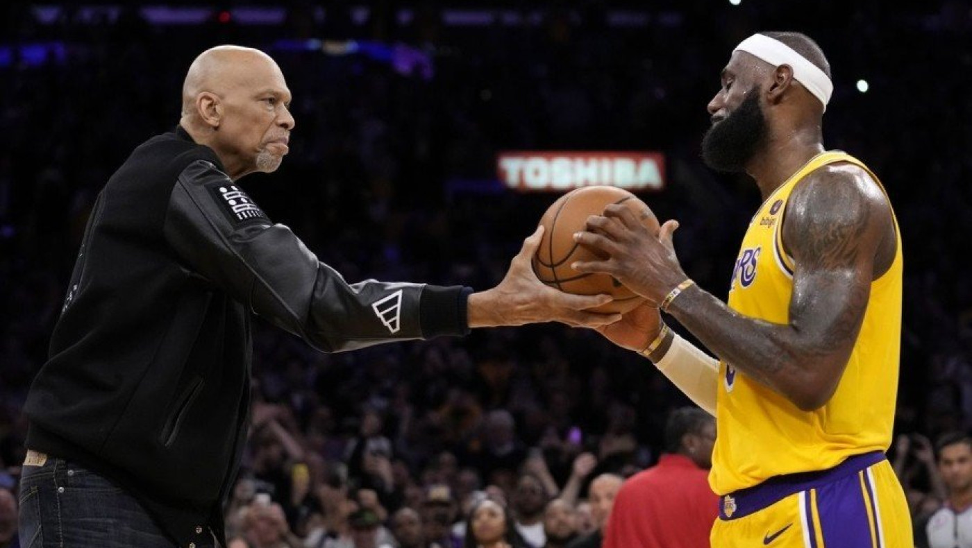 NBA: H συγκλονιστική στιγμή που ο Καρίμ Αμπντούλ-Τζαμπάρ παραδίδει τη σκυτάλη στον Λεμπρόν Τζέιμς