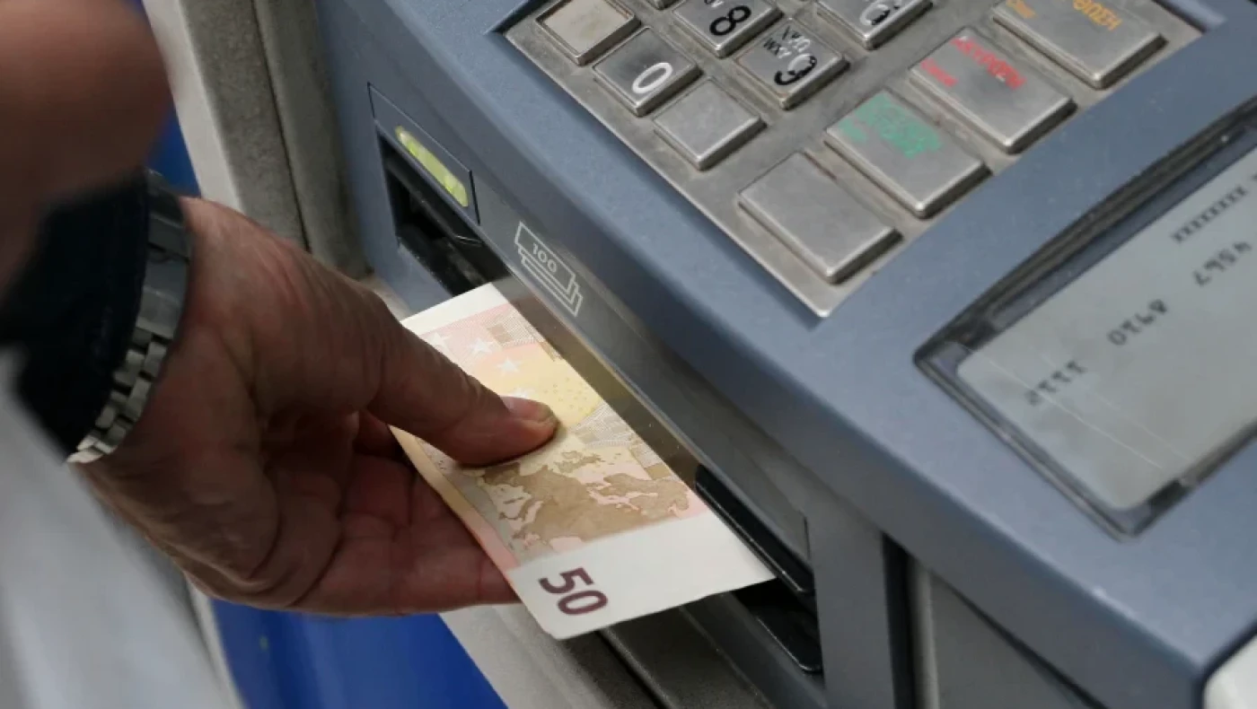 Γενναία η αύξηση στον κατώτατο μισθό, πόσο θα «ανέβουν» και τα επιδόματα του ΟΑΕΔ