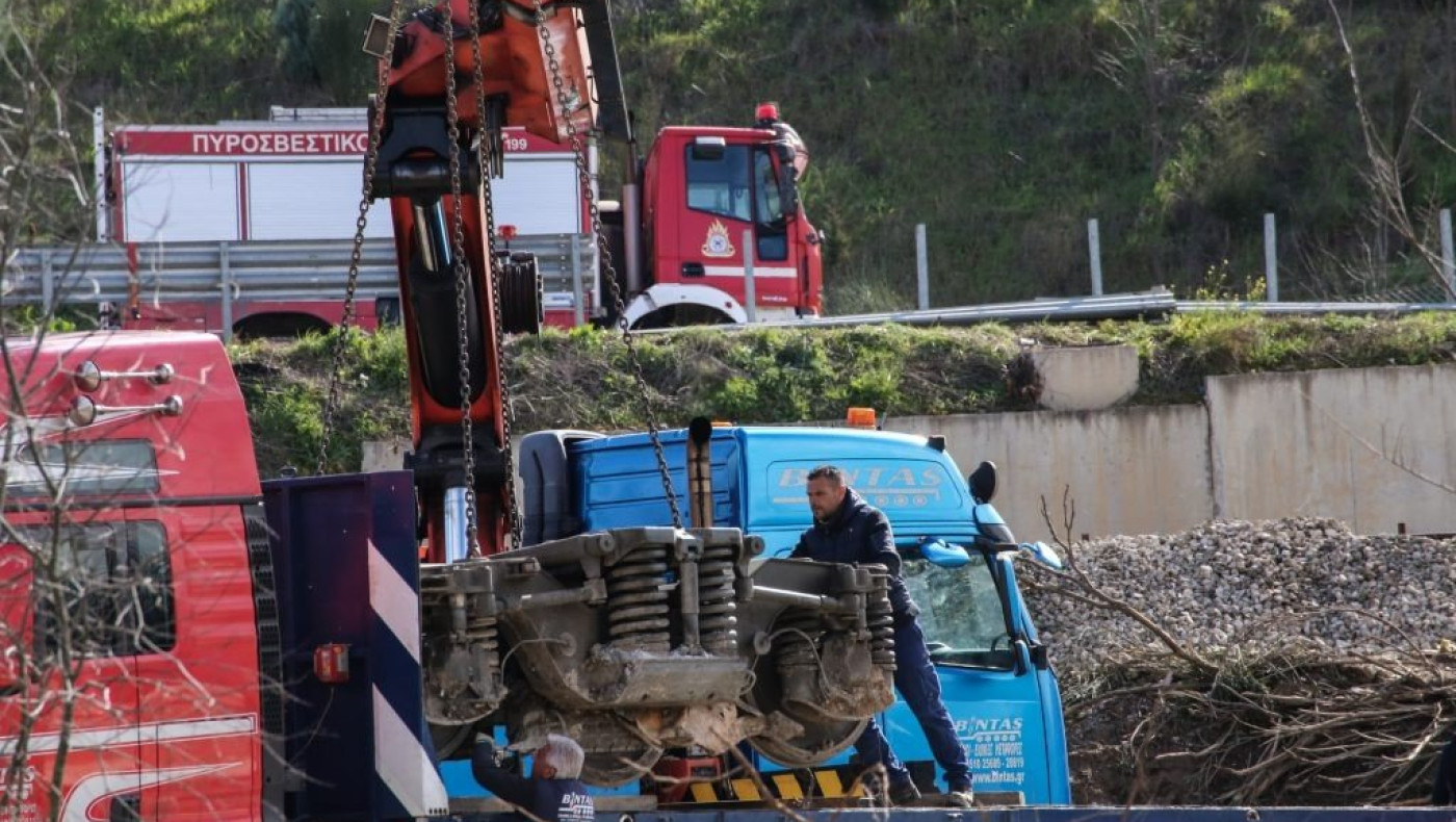 Τέμπη: Ο σταθμάρχης δεν ήξερε σε ποιό τηλέφωνο να πάρει το…100