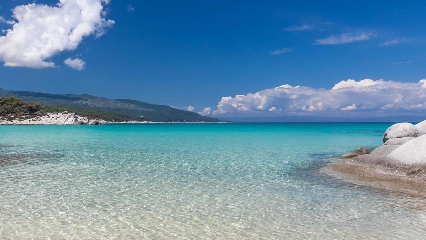 Αυτές είναι οι παραλίες της Ελλάδας που πήραν φέτος Γαλάζια Σημαία – Μεγάλη πρωτιά για τη Χαλκιδική
