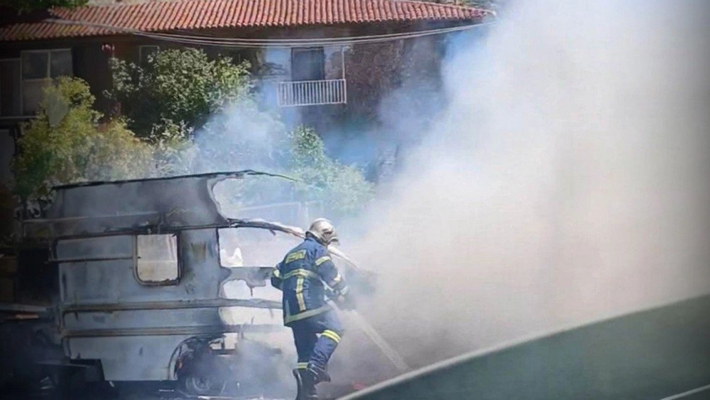 Φωτιά σε δασική έκταση στα Τέμπη - Ξεκίνησε από λάστιχο τροχόσπιτου που πήρε φωτιά εν κινήσει