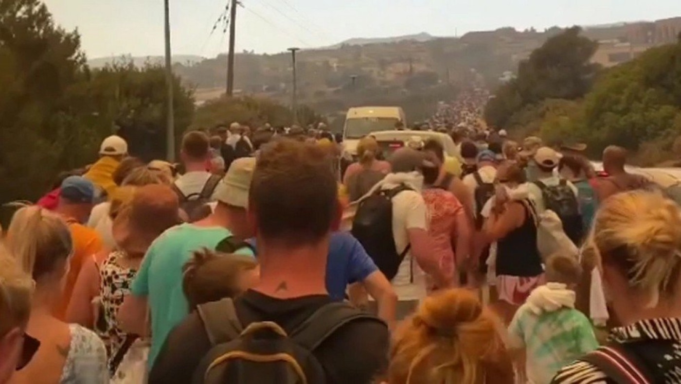 Φωτιά στη Ρόδο: Εκκενώσεις δια θαλάσσης, έφτασε σε ξενοδοχεία η πυρκαγιά (pics+vids)