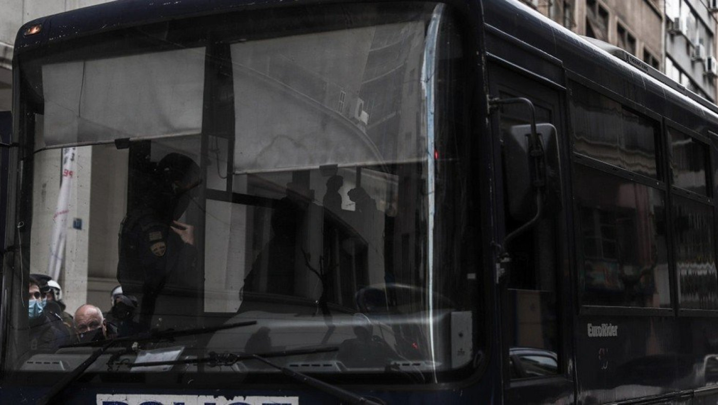 Χανιά: Οδηγός έπλενε με λάστιχο τα πόδια τουριστών