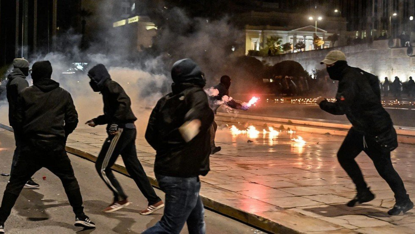 Οπαδική επίθεση στου Ρέντη: Πάνω από 10 ναυτικές φωτοβολίδες έριξαν στους αστυνομικούς